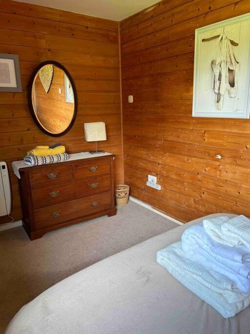 Wooden Cottage With Lake View Enniskillen Exterior photo