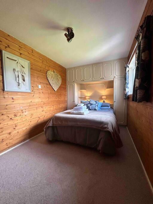 Wooden Cottage With Lake View Enniskillen Exterior photo