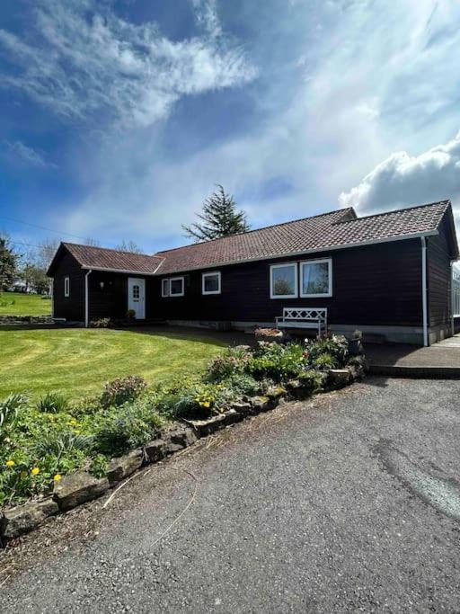 Wooden Cottage With Lake View Enniskillen Exterior photo
